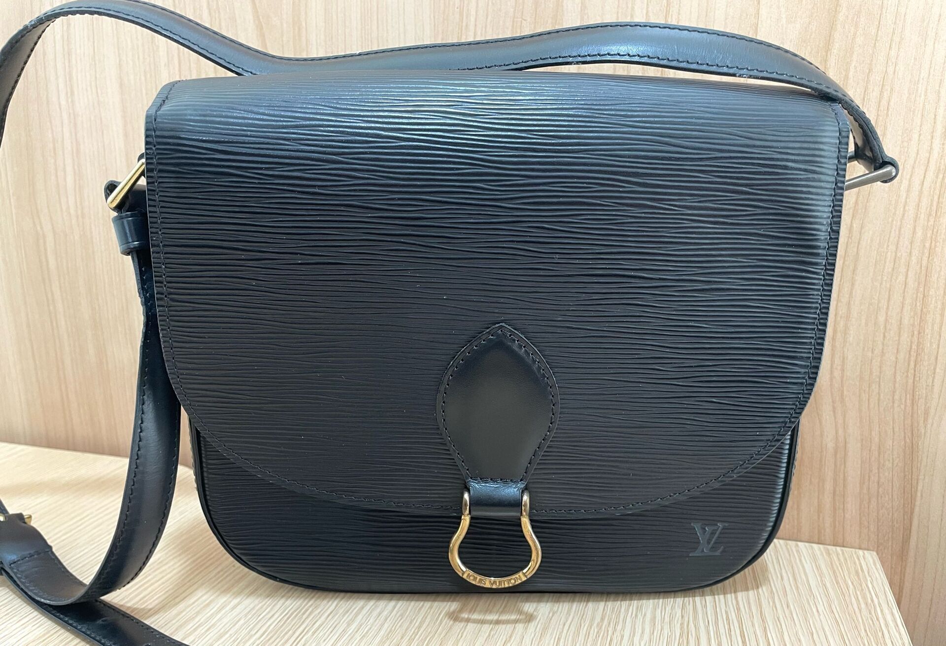 鶴見区でルイヴィトンのエピ ショルダーバッグの買取なら買取店わかば鶴見駅前店へ